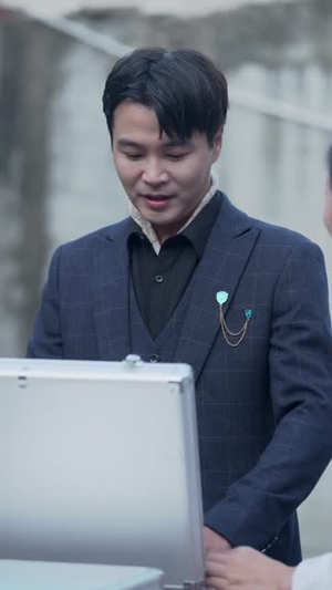 脱掉外卖服后势利女友哭着求原谅（64集）短剧上热门