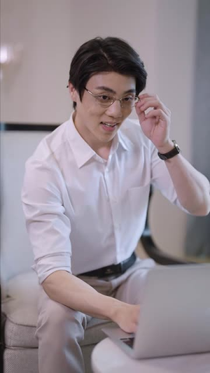 闪婚后，我带憨夫总裁逆袭人生百万短剧抢先看