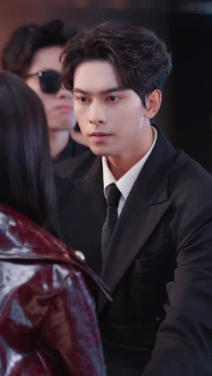 女将军挥挥拳，豪门老公乖成犬（80集）剧情简介